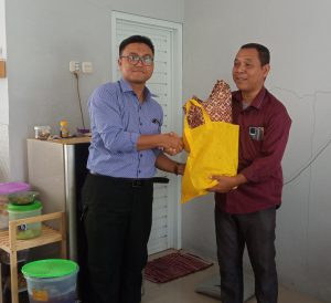 Pemberian Cindera mata oleh bapak Ahmad ARifuddin, M.PD kepada Bapak Syibli Maufur, M.Pd sebagai tanda terimakasih atas Dedikasinya sebagai Ketua Jurusan 2019-2023