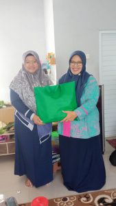 Pemberian Cindera mata oleh Ibu Idah Faridah Laily, M.Pd, kepada Ibu Dwi Anita Alfiani, M.Pd.I sebagai tanda terimakasih atas Dedikasinya sebagai Ketua Jurusan 2019-2023